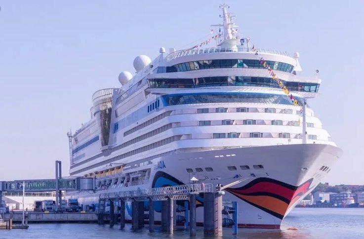 misc-cruise-ship-in-dock